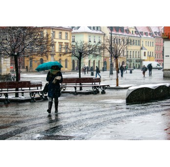 Fotografia Wrocław „Dziewczyna z parasolką w deszczu”