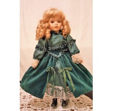 Duża porcelanowa lalka w sukience z zielonego aksamitu