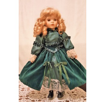 Duża porcelanowa lalka w sukience z zielonego aksamitu