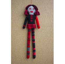 Filcowa lalka czerwono-czarna. Technika: hand made.